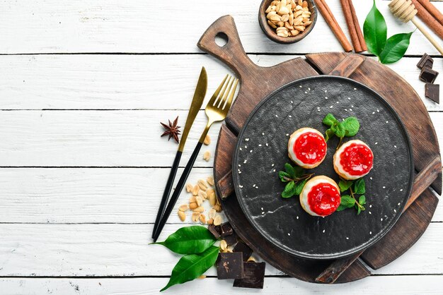 Kuchnia z talerzami potraw